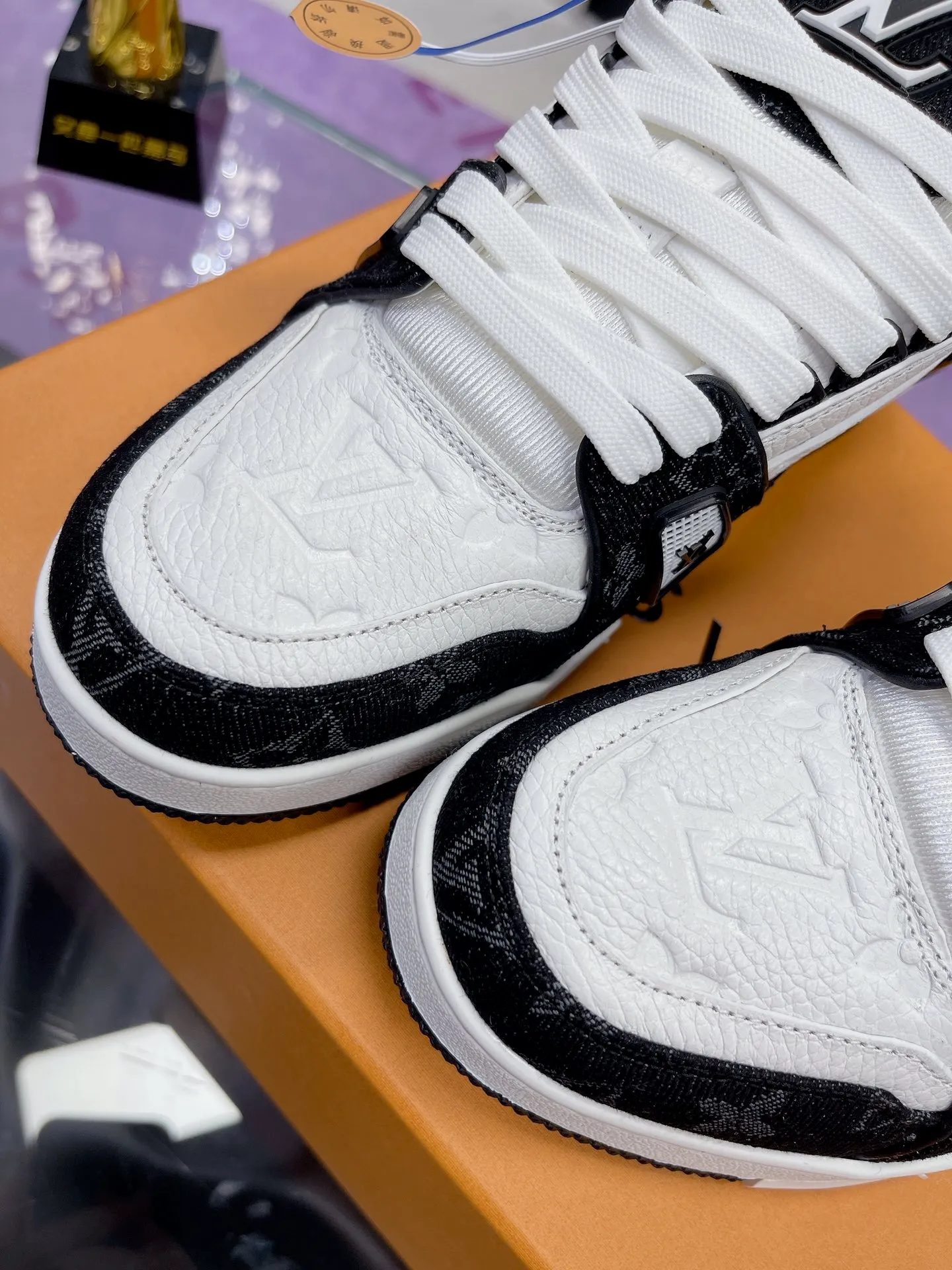 👟👟Ex-factory price 840👟👟 Original development, quality shipping, welcome to compare ❥❥❥❥❥❥LV Trainer Maxi sneakers series LV Trainer Maxi sneakers introduce the loose silhouette of the ready-to-wear series into the LV Trainer sneaker design written by Virgil Abloh, making an eye-catching appearance at the 2024 spring and summer men's wear show. The cow leather upper is combined with rough fabric laces, and colorful beading highlights the brand's classic elements. LV letters mark the tongue and Monogram floral outsole. Mixed materials Made of first-layer cowhide, wrapped in imported custom-printed denim, thick shoelace design, large Monogram print on the side, "lv 54" badges on the tongue and heel, rubber outsole decorated with Monogram flowers, mesh lining and cotton feet, the comfort is as extreme as ever, premium heritage, quality first, worth owning! Size: 35-40 for women, 39-44 for men (45 is custom-made and cannot be returned or exchanged) ♡Full set of packaging with original gift box